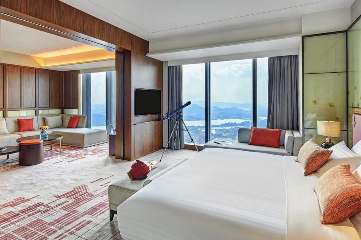 Phòng Suite Deluxe, 1 giường cỡ king, quyền sử dụng Club Lounge, quang cảnh sông (High Floor) | Bộ đồ giường cao cấp, chăn bông, minibar, két bảo mật tại phòng