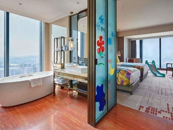 Quarto família, 1 cama King, vista para o rio (High Floor) | Roupas de cama premium, edredons de pluma, frigobar, cofres nos quartos