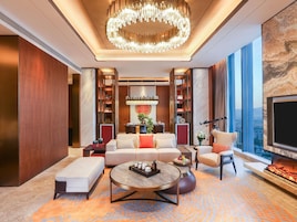 Suite presidencial, 1 cama de matrimonio grande, Acceso al salón del club (High Floor) | Ropa de cama de alta calidad, edredones de plumas, minibar y caja fuerte