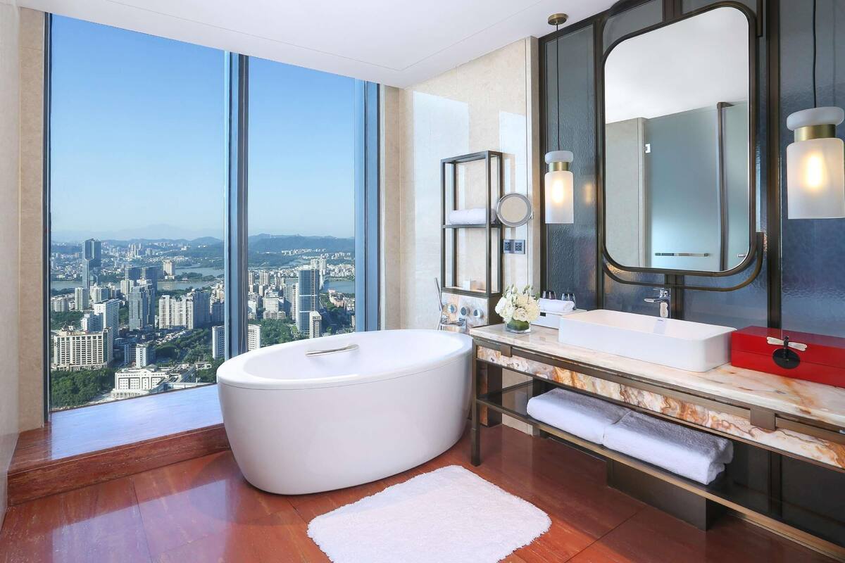 Superior kamer, 1 kingsize bed, uitzicht op rivier | Luxe beddengoed, donsdekens, een minibar, een kluis op de kamer