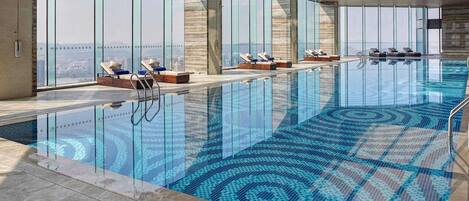 Innenpool, geöffnet von 06:30 Uhr bis 23:00 Uhr, Liegestühle