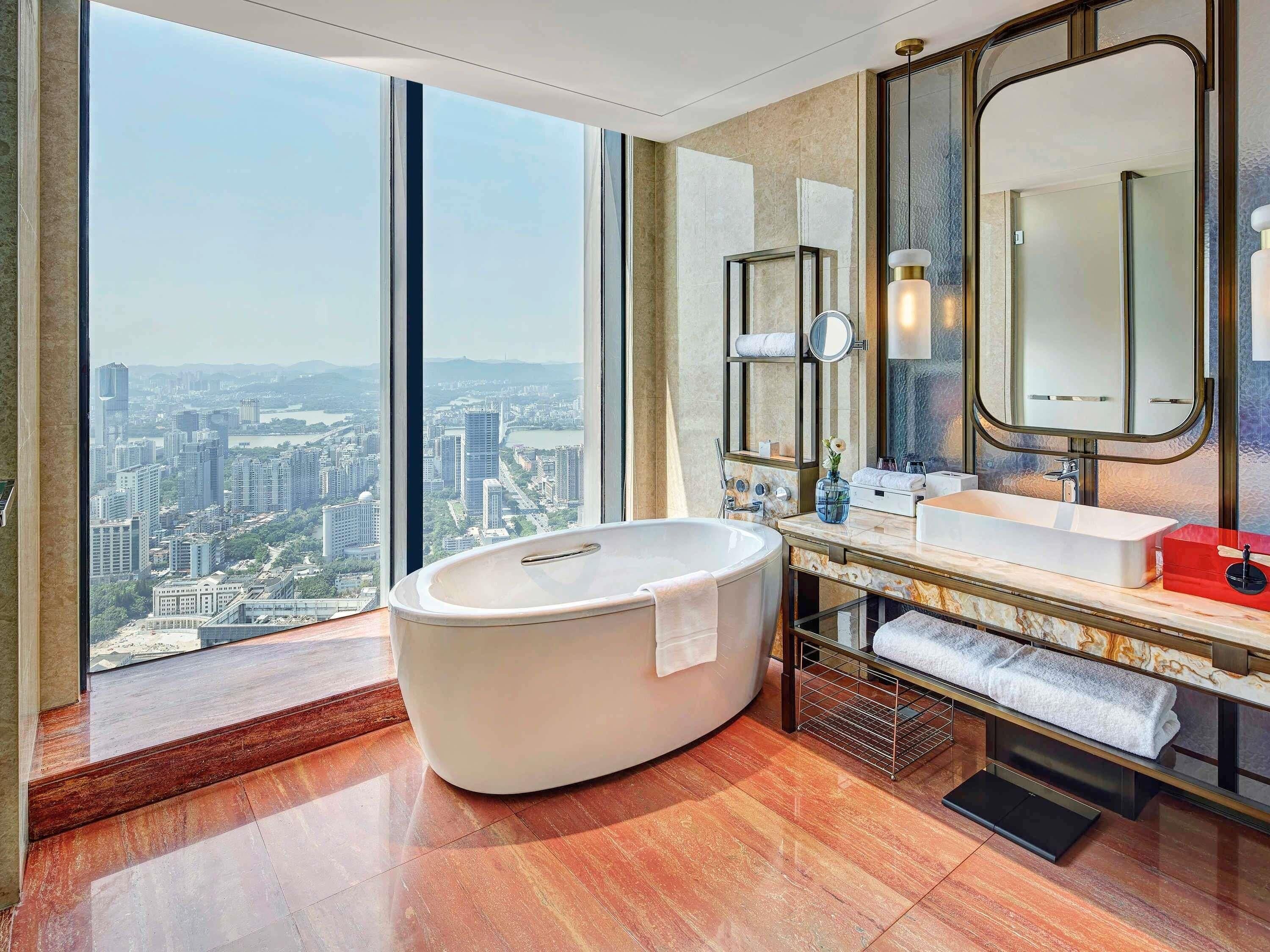 ห้องดีลักซ์, เตียงเดี่ยว 2 เตียง, วิวแม่น้ำ (High Floor) | เคร ื่องนอนระดับพรีเมียม, ผ้านวมขนเป็ด, มินิบาร์, ตู้นิรภัยในห้องพัก