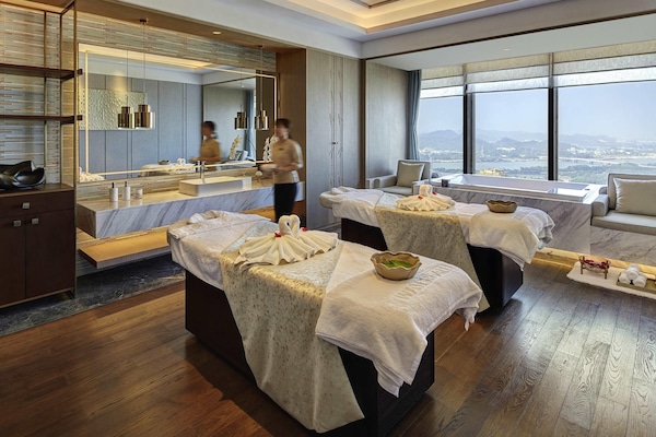 Couples treatment room(s), body treatments, hydrotherapy