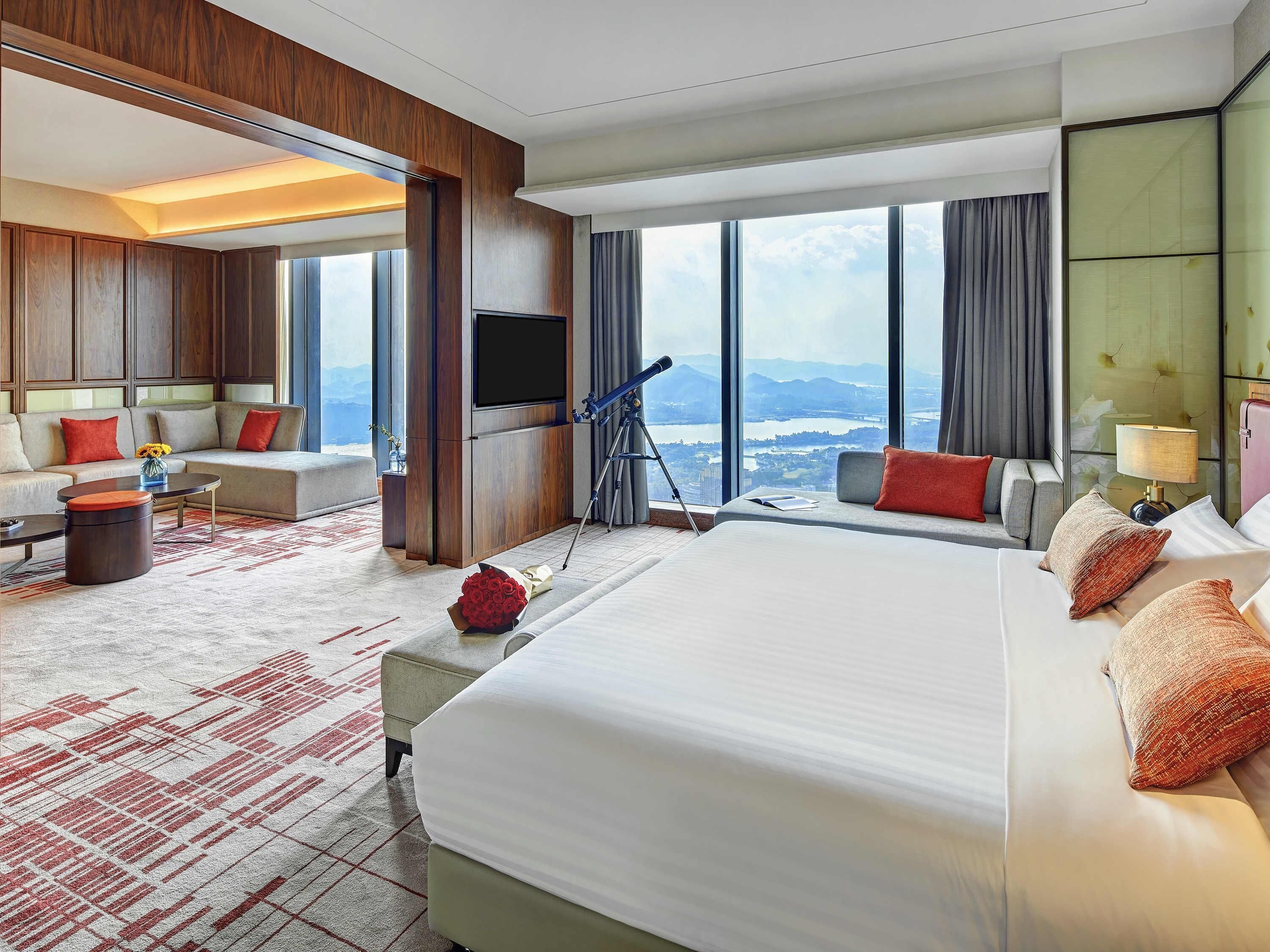 Deluxe Suite, 1 King Bed, Club lounge access, River View (High Floor) | Premium bedding, down duvets, minibar, in-room safe