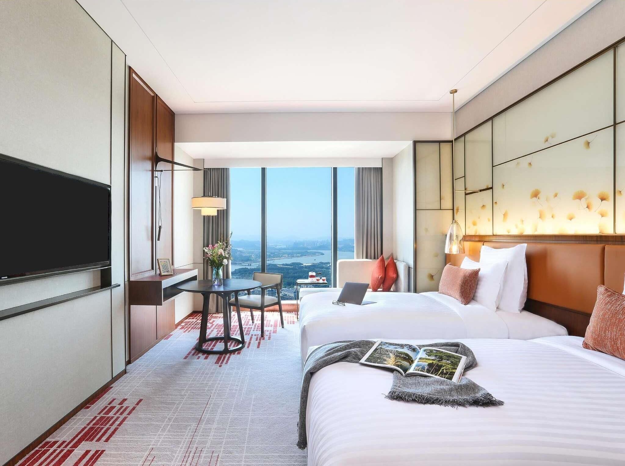 Deluxe kamer, 2 eenpersoonsbedden, toegang tot de clublounge, uitzicht op rivier (Premium) | Luxe beddengoed, donsdekens, een minibar, een kluis op de kamer