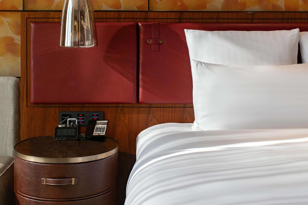 Superior kamer, 1 kingsize bed, uitzicht op de stad | Luxe beddengoed, donsdekens, een minibar, een kluis op de kamer