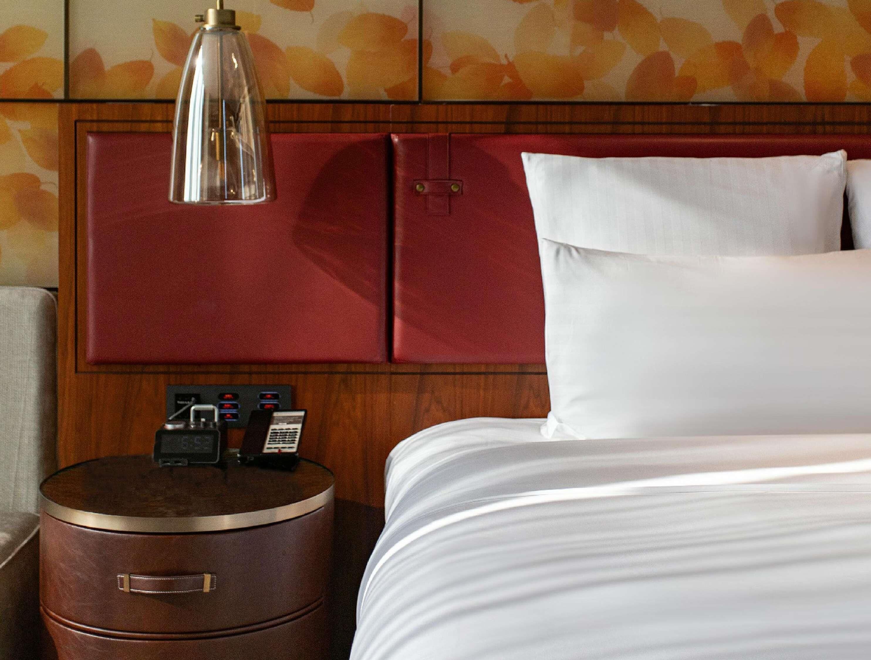 Ropa de cama de alta calidad, cubrecamas y minibar 