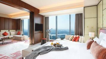 Deluxe Suite, 1 King Bed, Club lounge access, River View (High Floor)