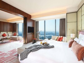 Ropa de cama de alta calidad, cubrecamas y minibar 