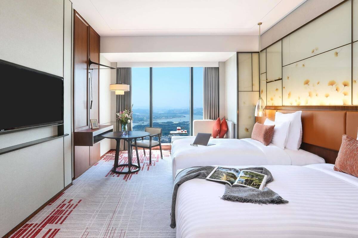 Deluxe kamer, 2 eenpersoonsbedden, toegang tot de clublounge, uitzicht op rivier (Premium) | Luxe beddengoed, donsdekens, een minibar, een kluis op de kamer