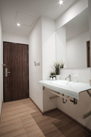 Een douche, handdoeken