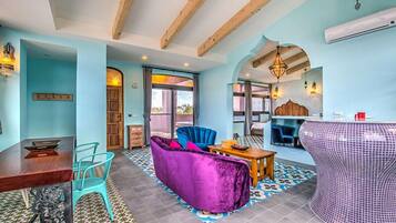 Grand Quadruple Room | Living area | Flat-screen TV