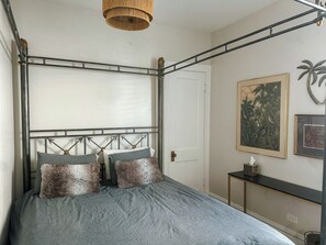 3 bedrooms, iron/ironing board, travel crib, free WiFi - Family-friendly, stylish Chicago Apartment in Logan Square (Chicago)