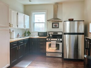 Fridge, microwave, oven, stovetop - Family-friendly, stylish Chicago Apartment in Logan Square (Chicago)