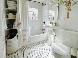 Combined shower/tub, hair dryer, towels, soap - Family-friendly, stylish Chicago Apartment in Logan Square (Chicago)