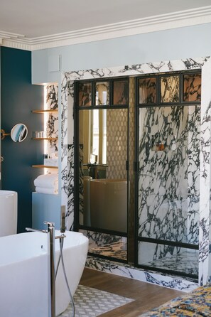 Suite junior | Baño | Regadera, amenidades de baño gratuitas, secadora de cabello, toallas 
