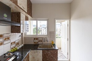 Private kitchen - Mistyblue Serviced Apartments 8 (Bangalore)