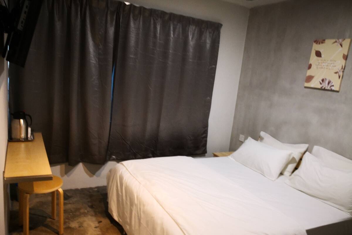 Deluxe Room (with Window) | Desk, iron/ironing board, rollaway beds, free WiFi