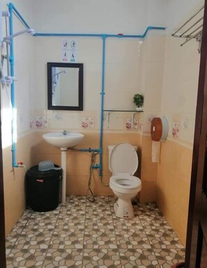 Standard Room | Bathroom | Shower, free toiletries, towels - Jennida 2 (Phonsavan)