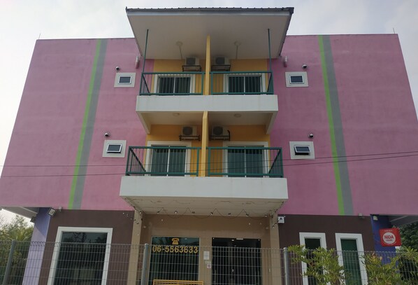 A multi-story building with balconies, a visible phone number, and a sign indicating a NIDA. - Hotel Alor Villa (Alor Gajah)