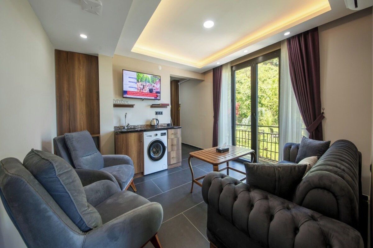 Una sala de estar moderna con un sofá, una mesa de centro y un televisor montado en la pared.