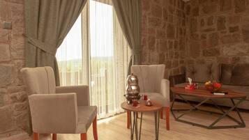 Family Villa | Living room | 106-cm Smart TV with satellite channels, TV, heated floors