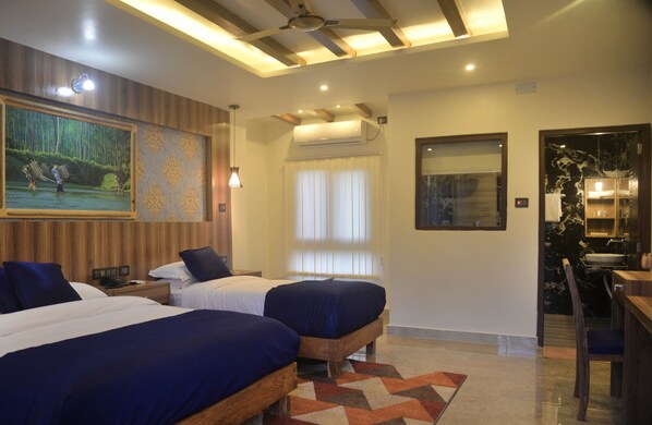 أغطية فراش متميزة وأسرّة بطبقة علوية مريحة وميني بار وخزنة داخل الغرفة