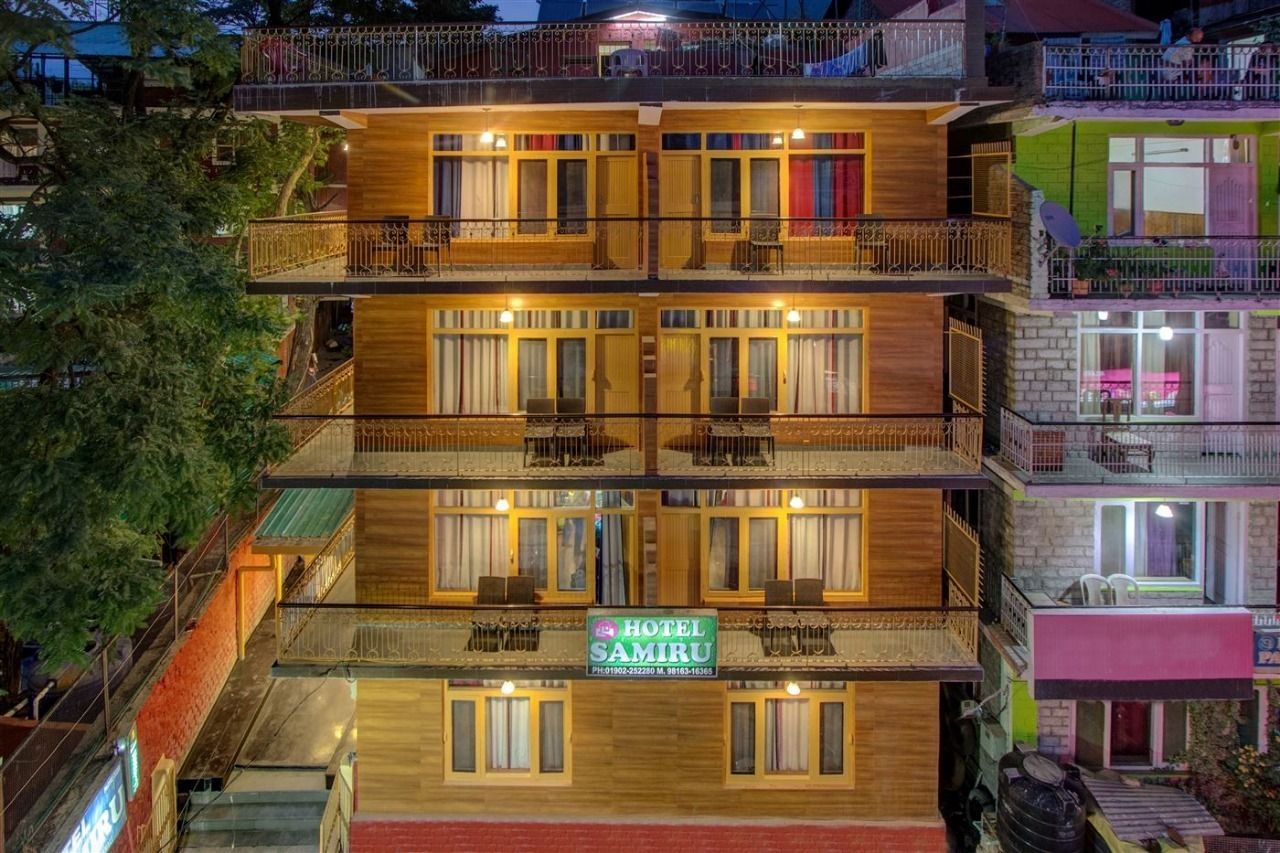 A multi-story hotel with balconies and a sign reading "HOTEL SAMIRU".