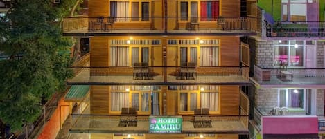 A multi-story hotel with balconies and a sign reading "HOTEL SAMIRU".