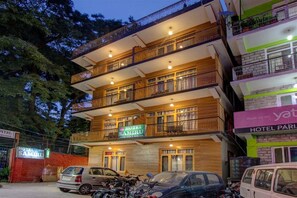 Front of property - evening/night - Hotel Samiru (Manali)