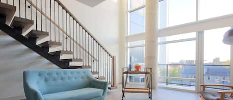 Suite, 1 trÚs grand lit, balcon | Coin séjour | Télévision à écran plat de 55 pouces avec chaßnes par cùble, télévision