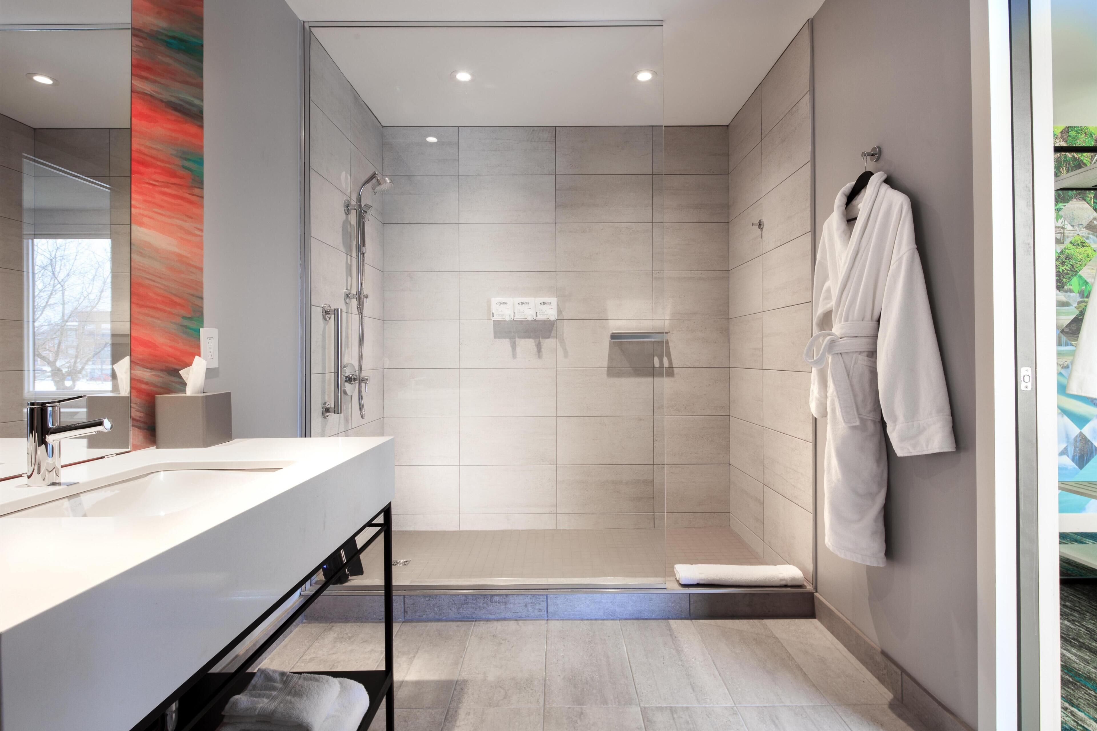 淋浴設備、免費盥洗用品、吹風機、毛巾