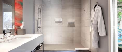 Dusche, kostenlose Toilettenartikel, Haartrockner, Handtücher