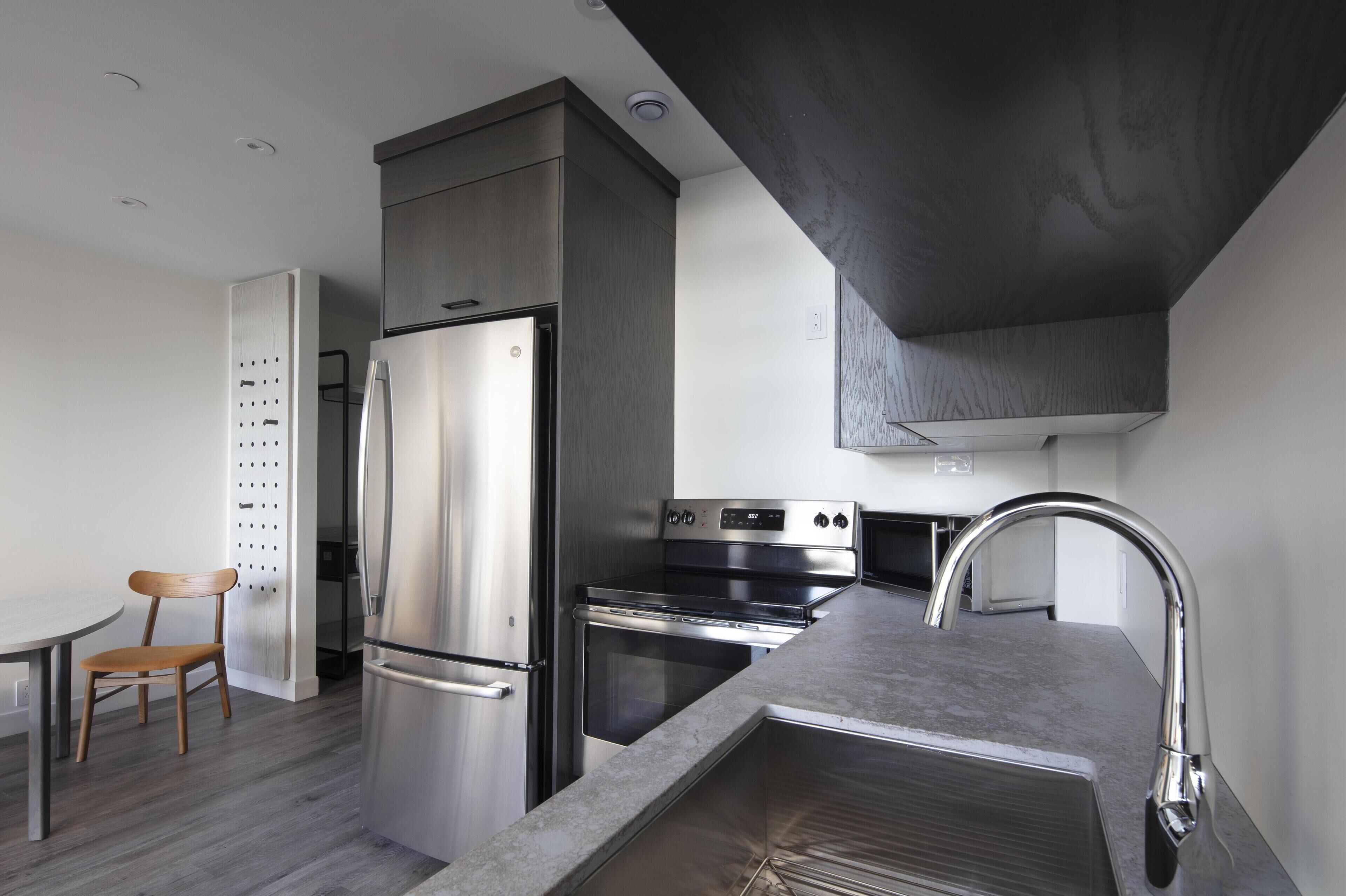 Suíte, 1 cama King, sacada | Cozinha privada | Cafeteira/chaleira, chaleira elétrica