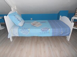 1 camera, una scrivania, Wi-Fi, lenzuola