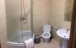 淋浴設備、免費盥洗用品、毛巾