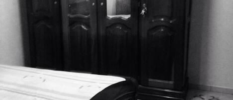 3 habitaciones, tabla de planchar con plancha y ropa de cama