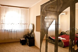 デスク、防音設備、アイロン / アイロン台、WiFi (無料)