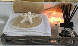 Secadora de cabello, toallas, jabón, shampoo 