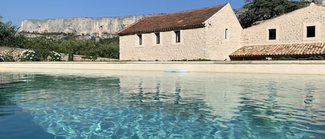 Piscine extérieure (ouverte en saison), parasols de plage