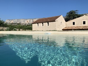 Seasonal outdoor pool, pool umbrellas, pool loungers - Le Mas aux cedres (Lioux)