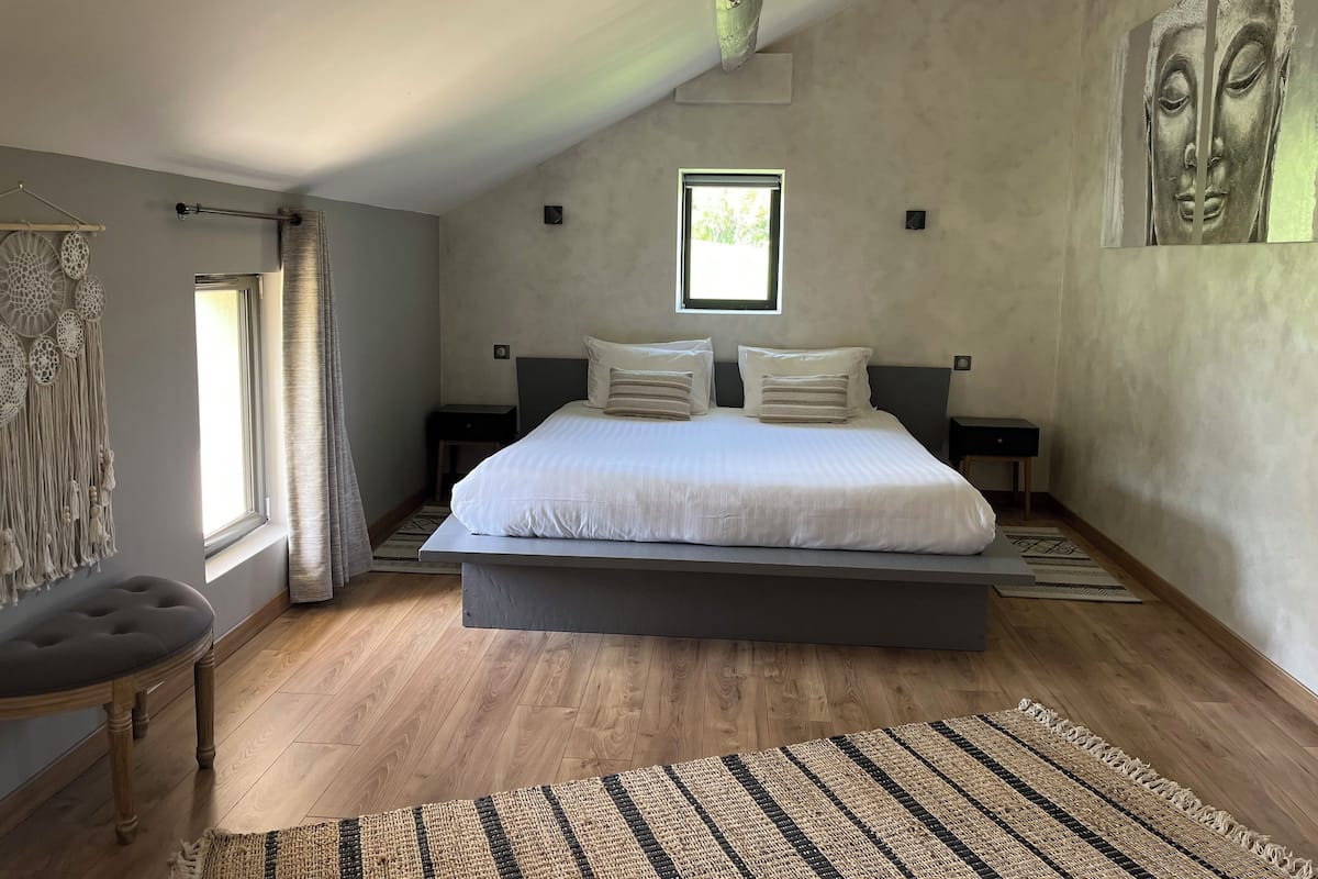 Suite (Sous-Peadu) | Memory foam beds, blackout drapes, soundproofing, WiFi (free)