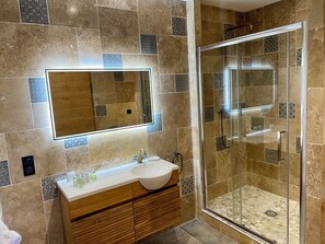 Designer toiletries, hair dryer, slippers, towels - Le Mas aux cedres (Lioux)