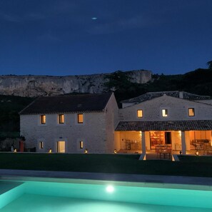 Seasonal outdoor pool, pool umbrellas, pool loungers - Le Mas aux cedres (Lioux)