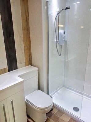 Chalet, 2 makuuhuonetta (1) | Kylpyhuone | Sadesuihkupää, hiustenkuivaaja, pyyhkeet, saippua