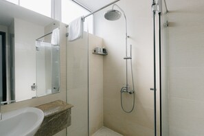 Free toiletries, hair dryer, bidet, towels - Blue Arch Suites - The Notre Dame Saigon (Ho Chi Minh City)
