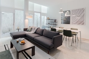 Business-Suite, 2 Schlafzimmer | Wohnbereich | 50-Zoll-Flachbildfernseher mit Kabelempfang, Fernseher