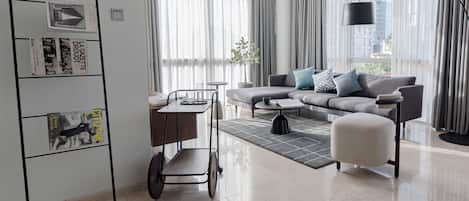 أغطية فراش متميزة وأسرّة سليكت كومفورت وخزنة داخل الغرفة