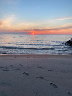 On the beach - LAKEFRONT & BEACHSIDE 2026 SUMMER RARE PRIME Holiday WEEK AVAILABLE 7/4 to 7/11 (Stevensville)