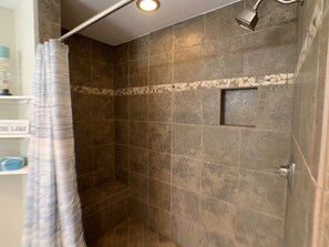 Kombination af bruser/badekar, hårtørrer, bidet, håndklæder